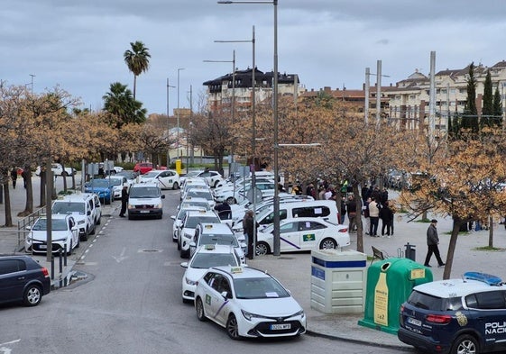 Concentración de los taxista en Renfe, en la capital.