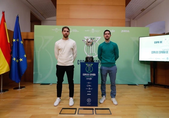 Alan Brandi y el jugador de Movistar Inter, Bebe, posan junto a l trofeo de la Copa de España