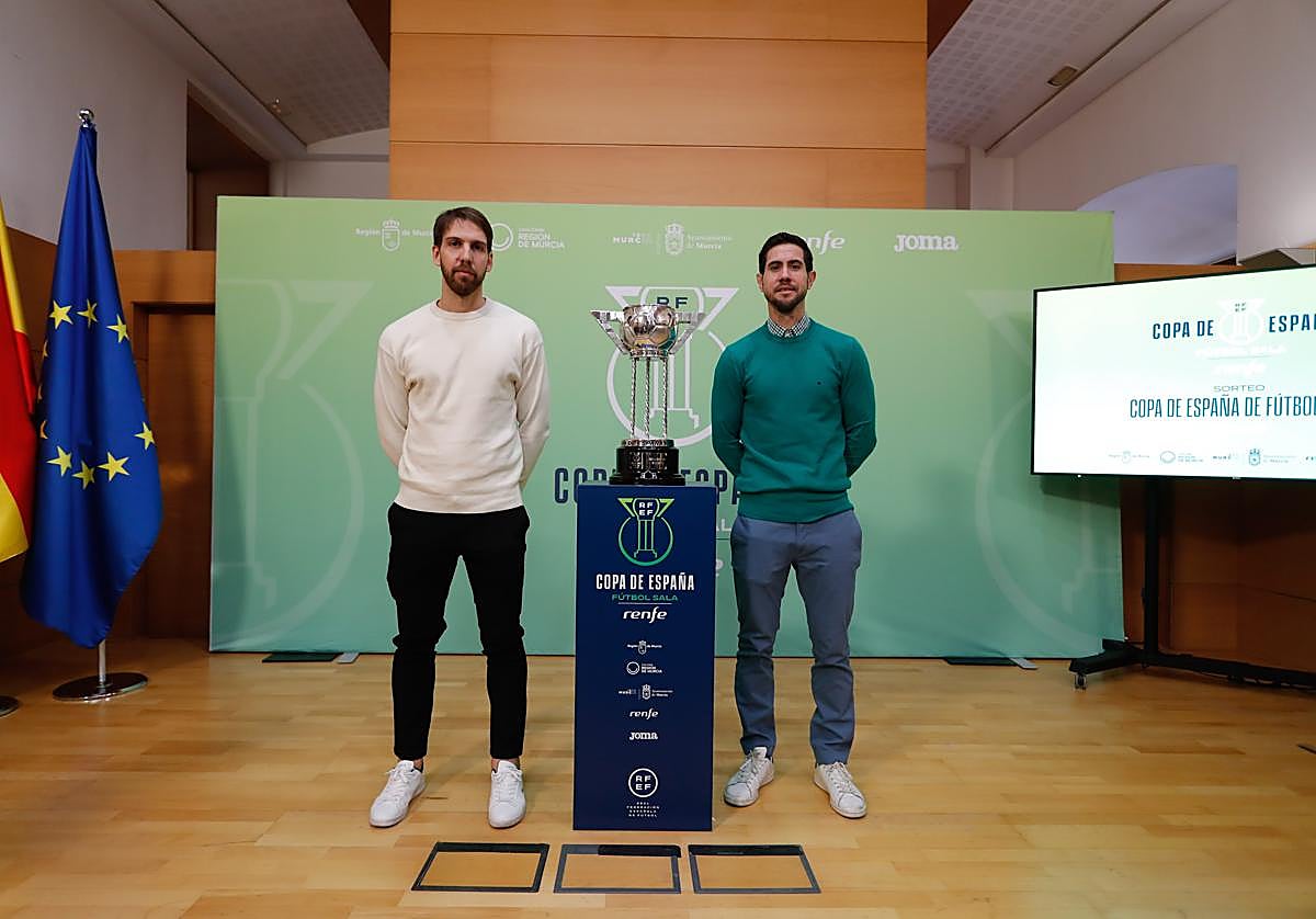 Alan Brandi y el jugador de Movistar Inter, Bebe, posan junto a l trofeo de la Copa de España