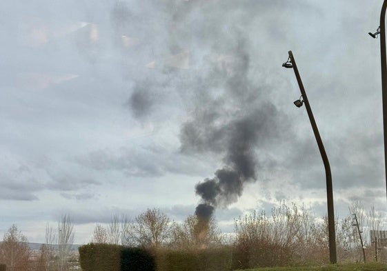 Columna de humo en Churriana de la Vega.