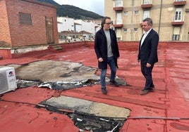 José Manuel Higueras y Javier Padorno comprueban los desperfectos de las cubiertas.