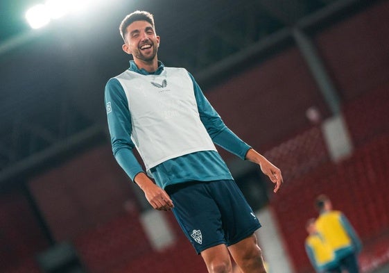 Édgar sonriente durante un entrenamiento en el estadio.