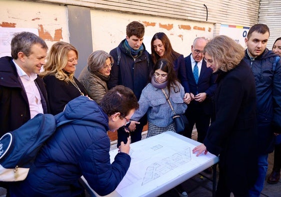 Representantes de las administraciones y de la asociación de Autismo Jaén conocen el proyecto.