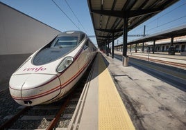 Un tren AVE, estacionado en el andén.