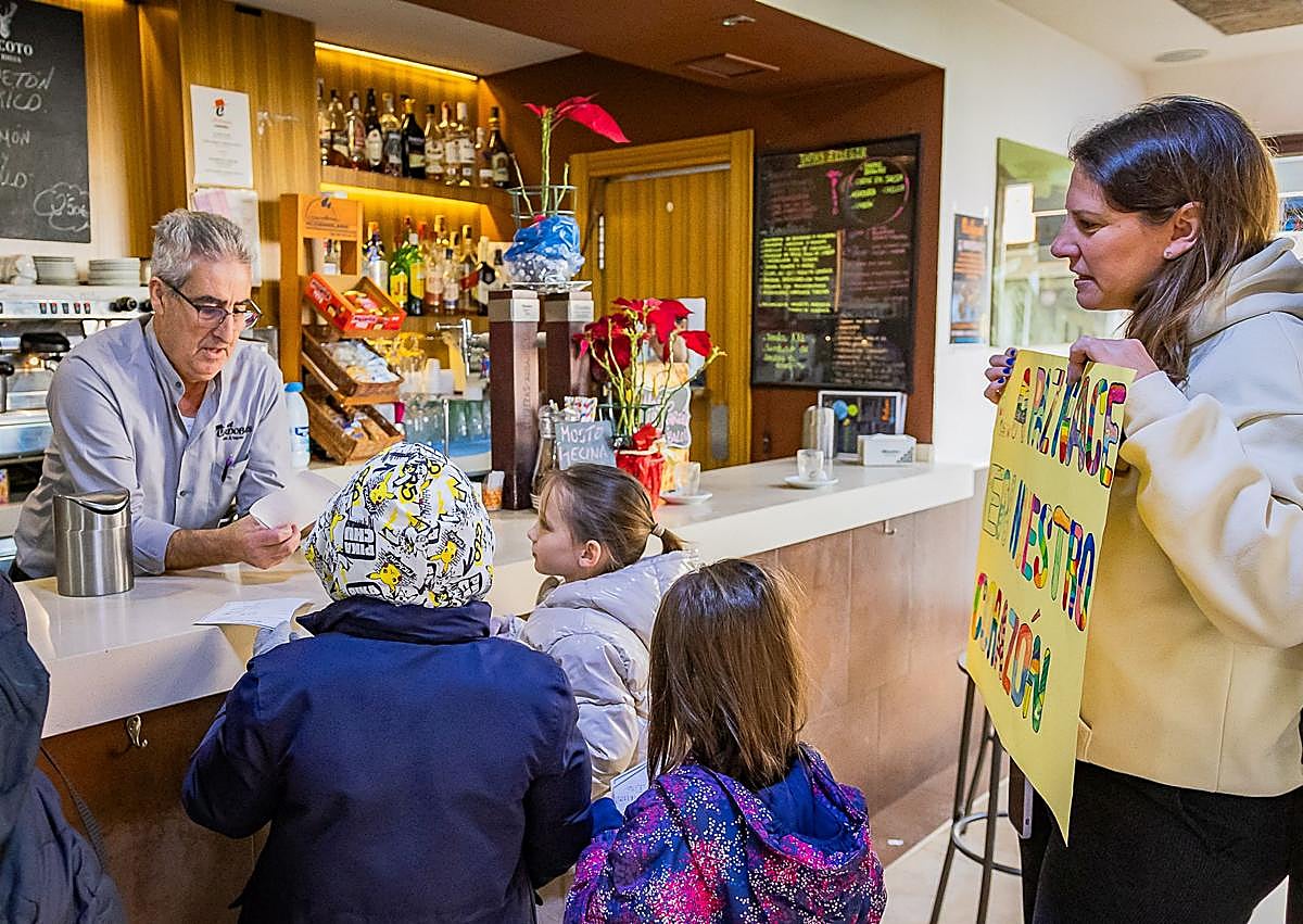 Imagen secundaria 1 - Los alumnos del CEIP San Juan de Dios siembran paz en la Chana.