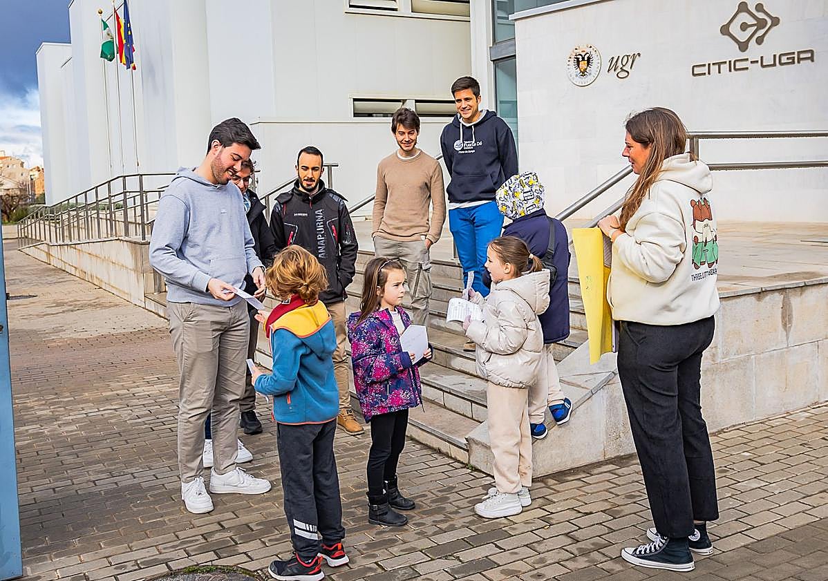 Imagen principal - Los niños han repartido decálogos de la paz en Ingenierías y Bellas Artes de la UGR.