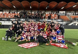 Futbolistas y cuerpo técnico del Granada juvenil celebran el pase a la siguiente ronda copera.