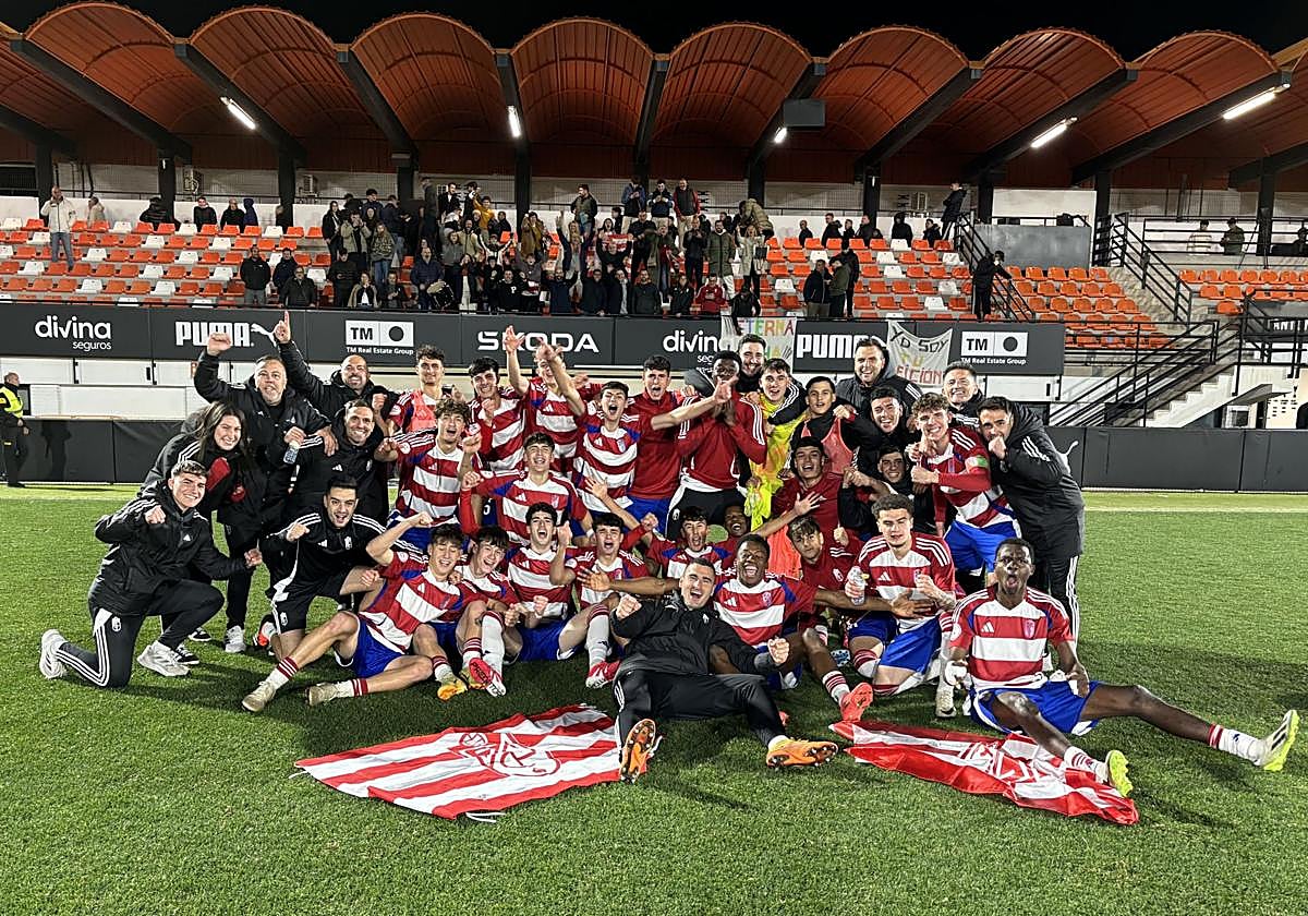 Futbolistas y cuerpo técnico del Granada juvenil celebran el pase a la siguiente ronda copera.