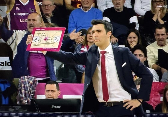 Gerard Encuentra muestra su enfado a los árbitros por la diferencia de tiros libres a favor del Girona.