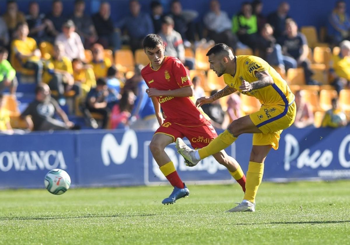 De amarillo, Stoichkov golpea el balón con el Alcorcón ante la mirada de Pedri, entonces en Las Palmas.