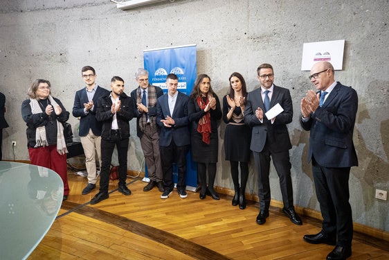 El rector, Pedro Mercado, y familiares de Inmaculada Ramos, en el acto de ayer.