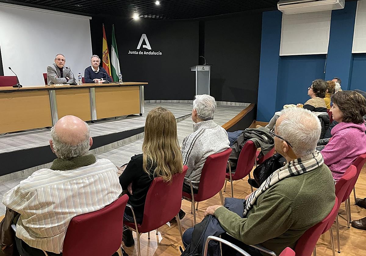 El profesor de la UJA Francisco Vidal Castro presentó a Emilio González Ferrín (derecha) en el acto.