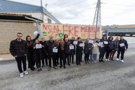 Trabajadores afectados por el ERE protestan en las instalaciones de la empresa.