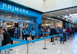 Colas para entrar a Primark.