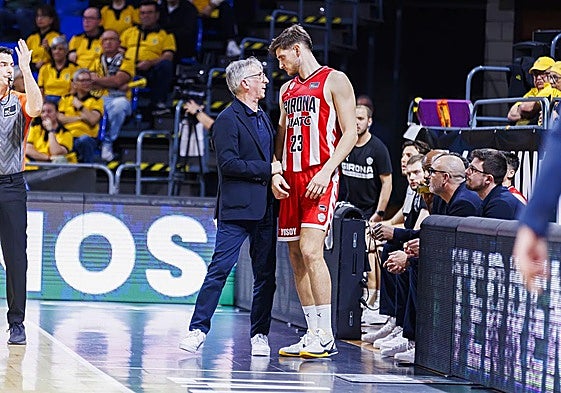 Sergi Martínez, capitán del Girona, atiende las explicaciones de Moncho Fernández.