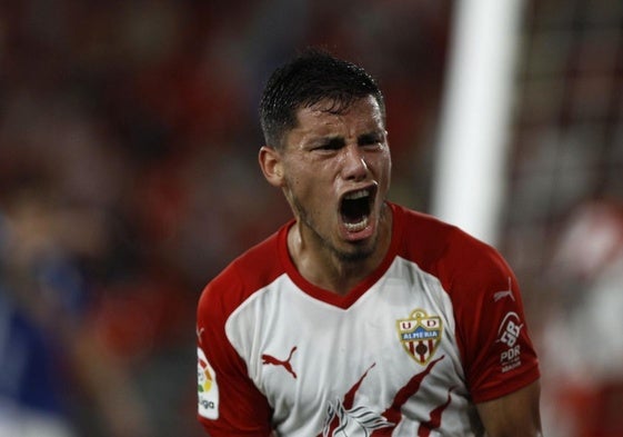 Robertone celebra el gol de la victoria en el último Almería-Oviedo.