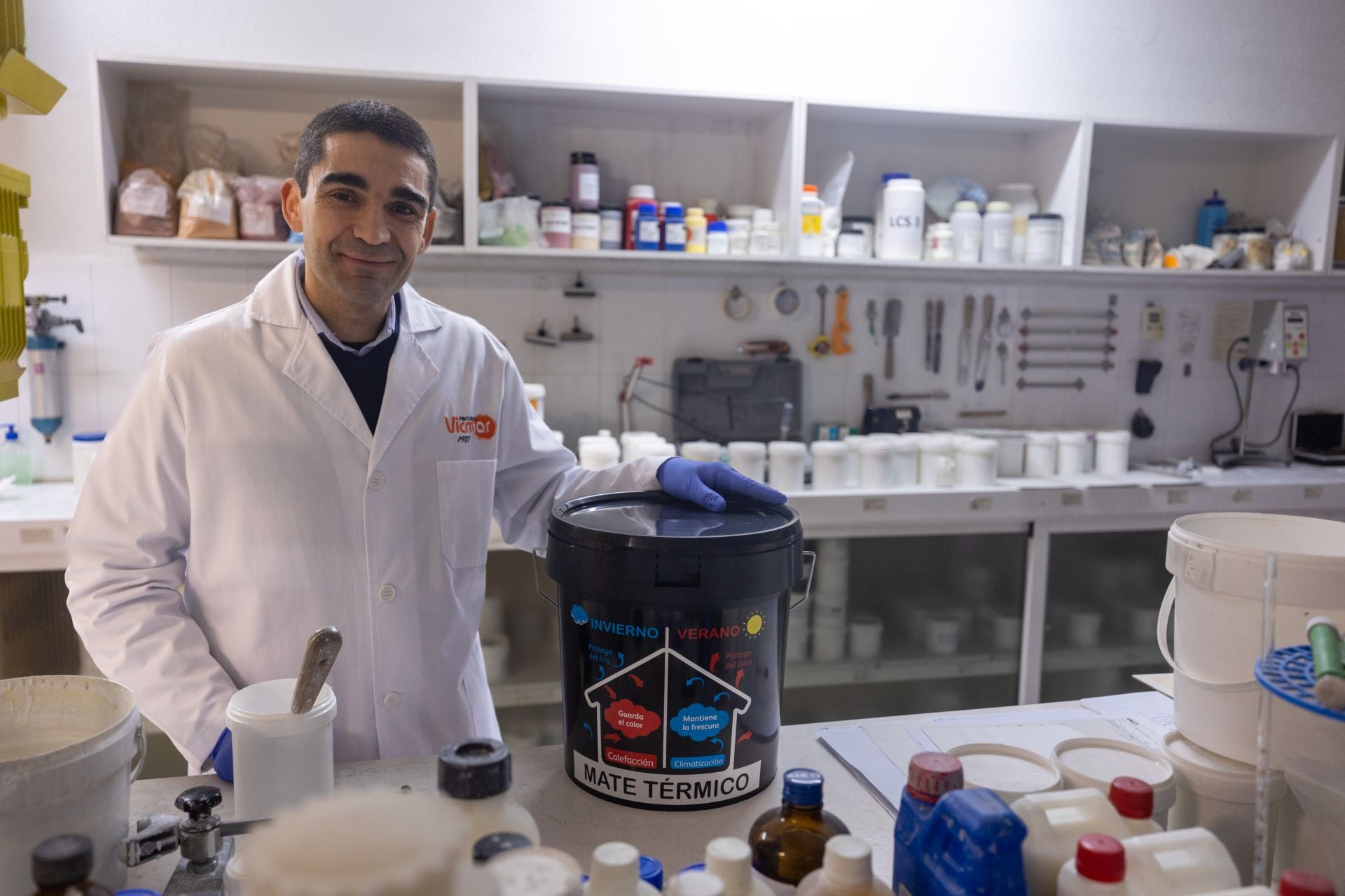 Imagen secundaria 2 - Víctor Aranda en el laboratorio haciendo diversas pruebas con la pintura.
