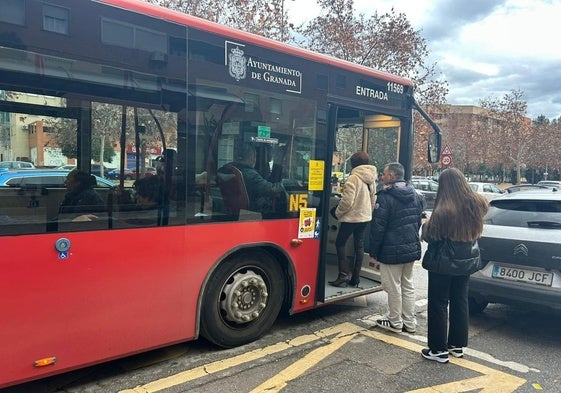 Línea de autobús con desvíos en distrito Norte