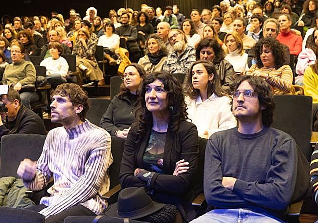 El público en el Centro Lorca, con otro de los nominados al Goya, Cristaliano (izquierda).