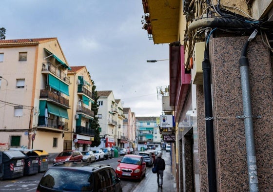 Una de las calle de la Chana que sufre cortes de luz.