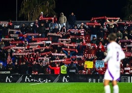 Los aficionados del Granada celebran la victoria en Elda.