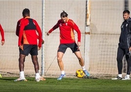 Ignasi Miquel juega un balón en un rondo durante un entrenamiento antes de su desvinculación.