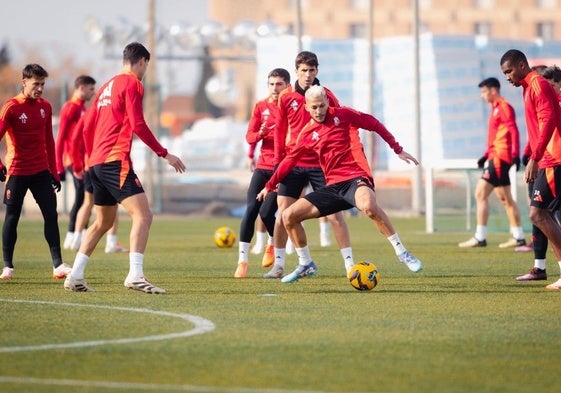 Stoichkov, en un rondo con sus compañeros en uno de los entrenamientos de esta semana.