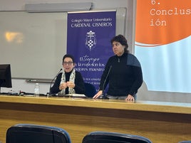 La profesora Mariela Martínez presenta a su compañera Carmen Román