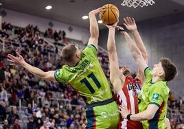 Acción en el choque entre el Covirán y el Girona en el Palacio, aquí una chapa de Elias Valtonen con la ayuda de Agustín Ubal.