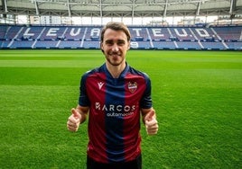 Ignasi Miquel luce su nueva camiseta en el Ciutat de Valencia.