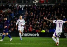 Stoichkov corre hacia Tsitaishvili para celebrar su golazo.