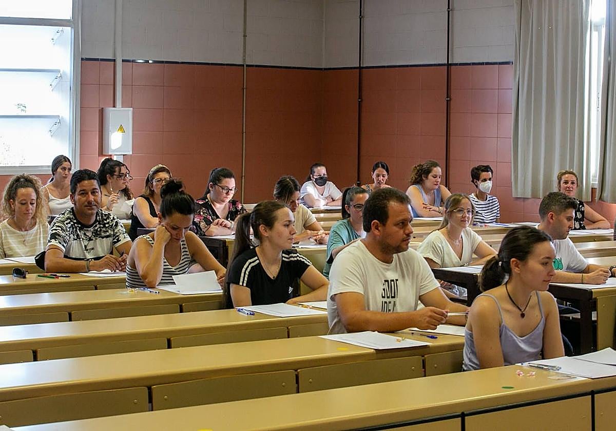 Opositores granadinos en una convocatoria de la Junta.