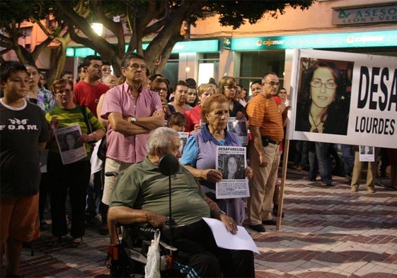 La familia de Lourdes lleva desde 2009 sin bajar los brazos para encontrarla. Su coche fue hallado con sus pertenencias y las llaves puestas, pero nunca se supo nada del paradero de la mujer, que hoy tendría 51 años.