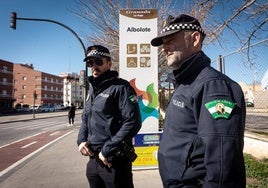 Agentes de Policía Local de Maracena en Albolote, donde prestan servicio de forma puntual.