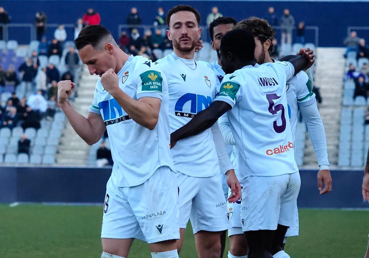 El real jaén doblega al martos en la victoria | ideal