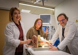La paciente Silvia Anaya, en el centro, con la doctora María Mata y el jefe de servicio de Otorrinolaringología del Virgen de las Nieves, Juan Ignacio Santaella.