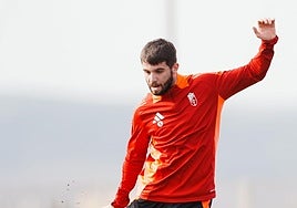 Lucas Pérez, ya recuperado, juega un balón durante un entrenamiento.