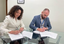 Magdalena Catero y manuel Sánchez firman el acuerdo de apoyo y acompañamiento a pacientes y familiares oncológicos en Almería.