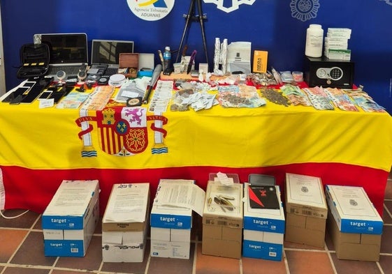 Material incautado por los agentes en los ocho registros.