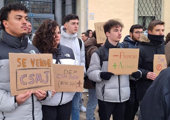 Protesta a las puertas de la Delegación.