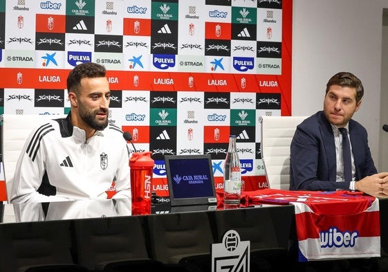 Matteo Tognozzi, director deportivo del Granada, escucha a Abde Rebbach durante la presentación del argelino como jugador rojiblanco.