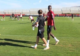 Diédhiou sale a un entrenamiento en su etapa en el Granada.