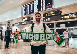 Pejiño posa como nuevo futbolista del Elche tras su llegada en el aeropuerto.