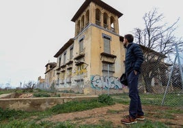 El cortijo de los Cipreses ha sido vallado en todo su perímetro para protegerlo del vandalismo y de los okupas.