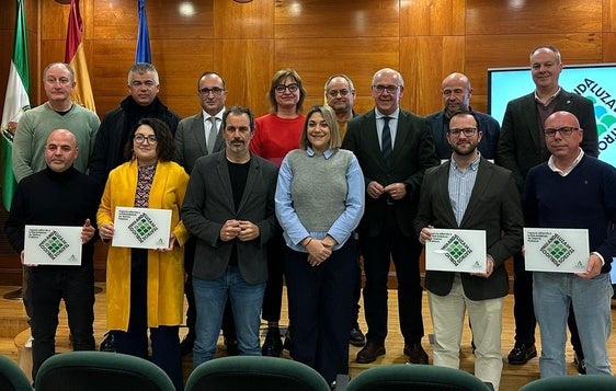 Jesús Estrella junto a los representantes de los municipios adheridos a la Red