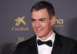 Pedro Sánchez disfruta de los Goya del año pasado.