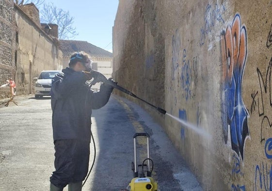 Proceso de limpieza en la Alcazaba de Guadix