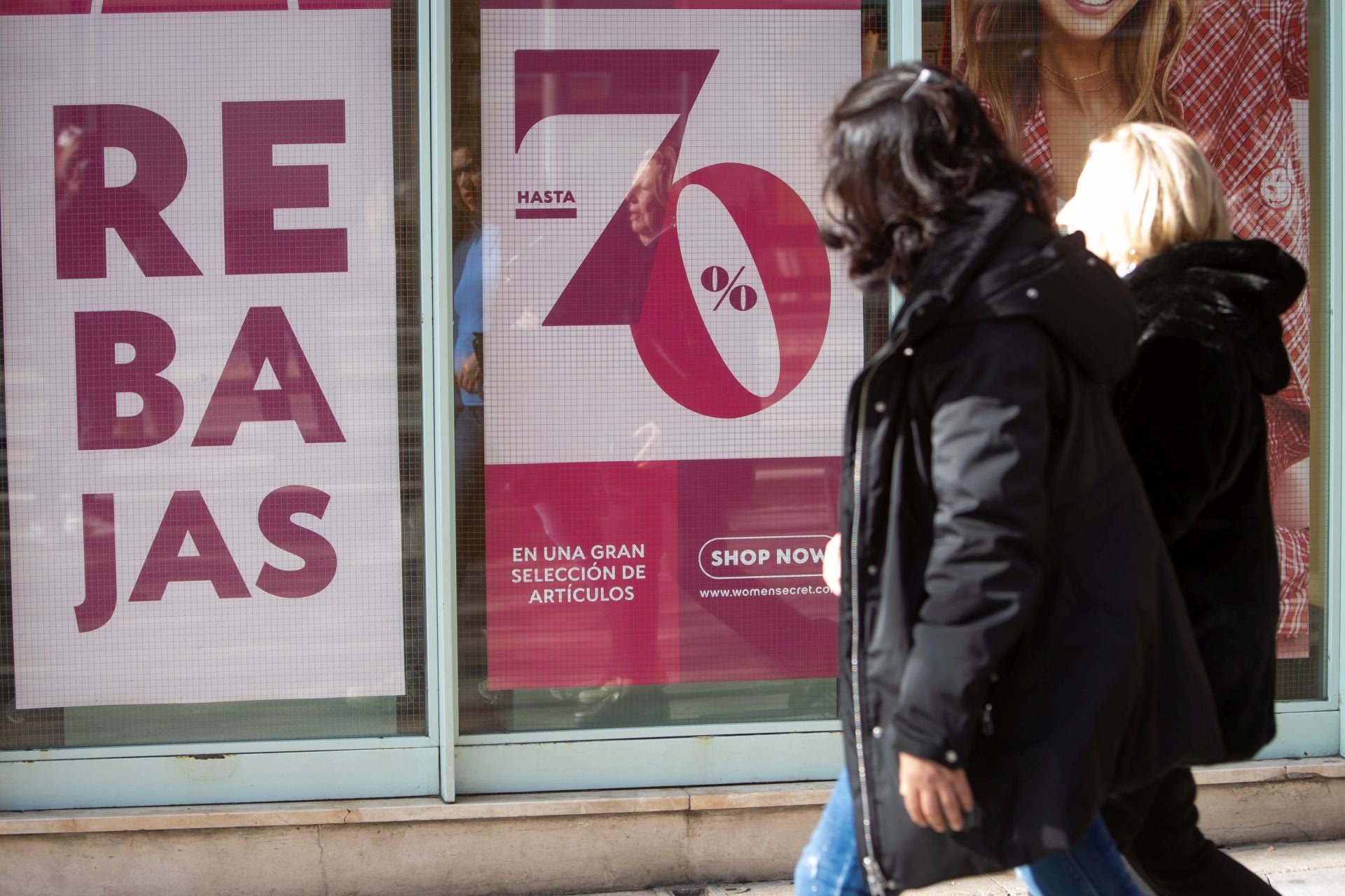 Un escaparate en la campaña de rebajas en Granada.