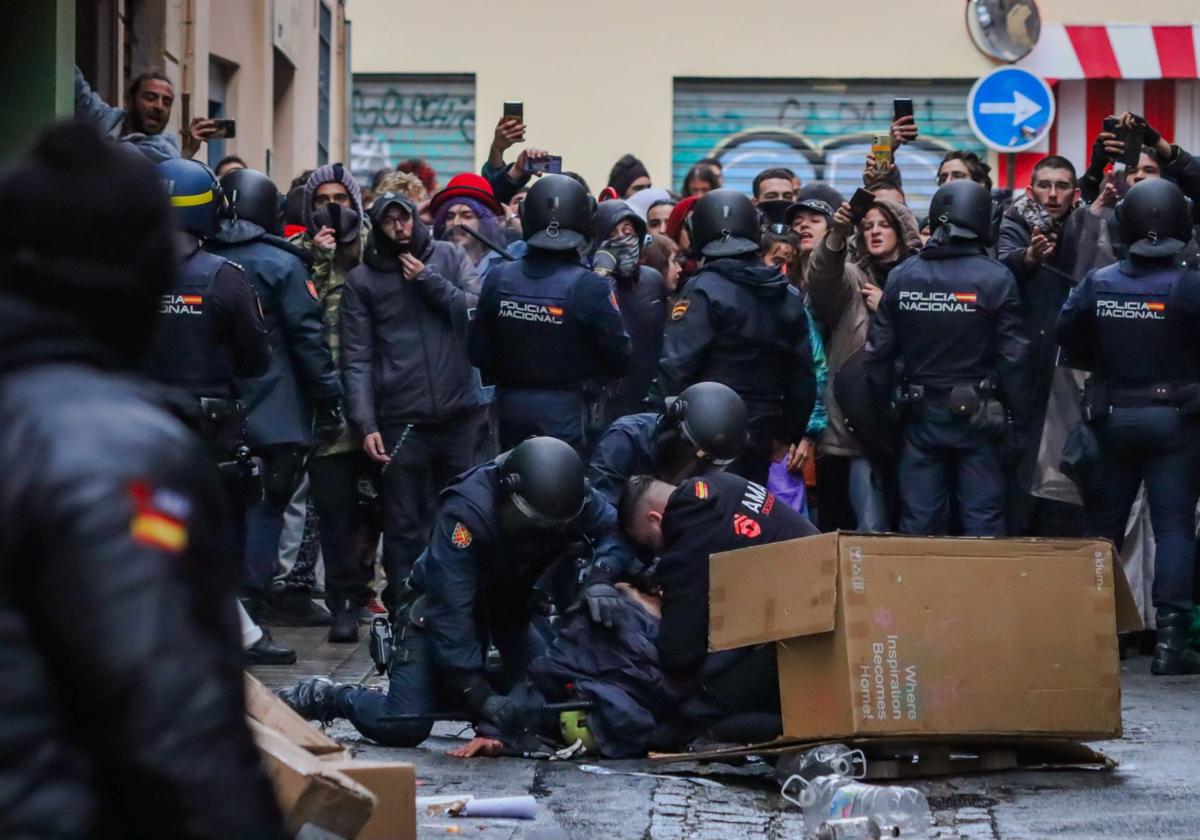 Momentos de tensión en la la calle Azacayas el pasado 20 de enero.