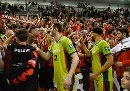 Los jugadores disfrutan con los aficionados de la victoria sobre el Girona.